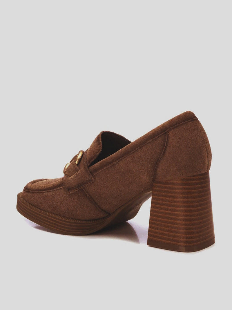 Mocasín Tacón Hebilla CARMELA Ante CAMEL