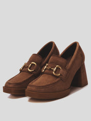 Mocasín Tacón Hebilla CARMELA Ante CAMEL