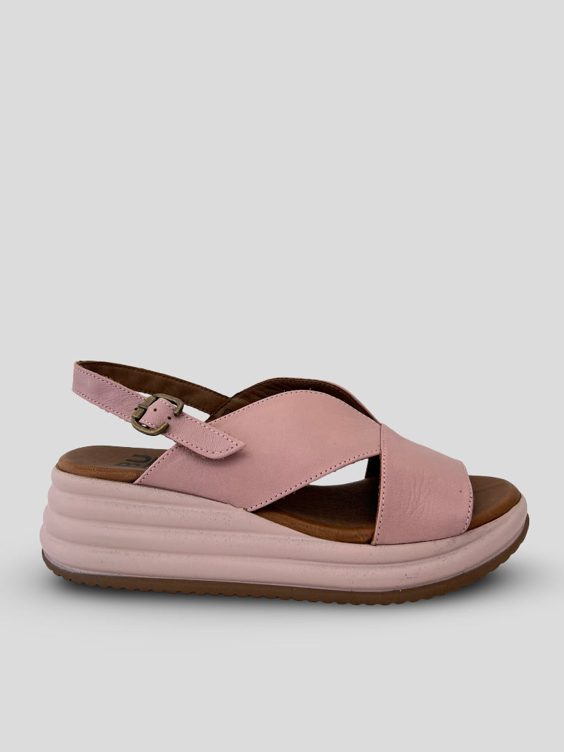 Sandalia BUENO Tiras Corazón ROSA